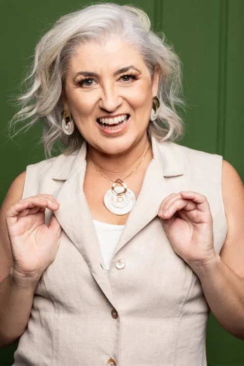 Marcia Campetti segurando uma bandeja de joias de cerâmica